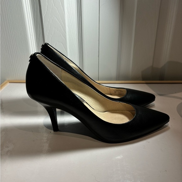 Michael Kors black leather 3” kitten kneel.  Size 7.5 - Picture 3 of 6